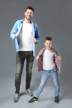 Baba oğul eğleniyor. 