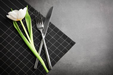 Tablo ayarı ile gümüş çatal bıçak takımı 