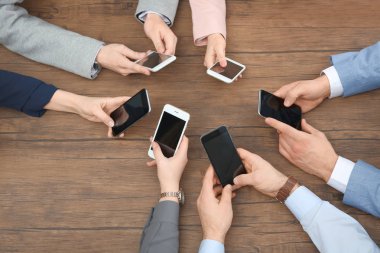 Masada oturan ve akıllı telefonlar kullanarak