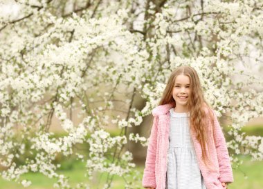 Bahar Park'ta yürüyordunuz sevimli küçük kız