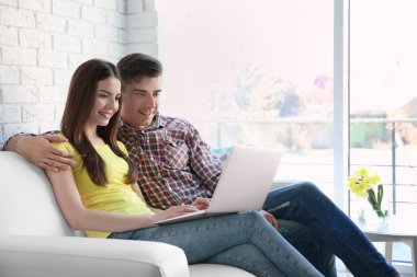 Bilgisayarlı genç çift  