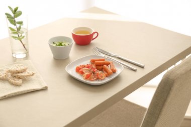 Tabak kızarmış havuç ve domates ile