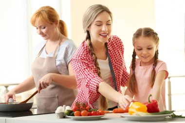 Anne ve kızı yemek olan kadın 