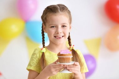 Doğum günü pastası üzerinde arka plan bulanık ile sevimli küçük kız