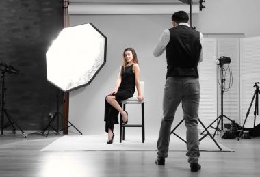 Model stüdyosu profesyonel fotoğrafçı için poz