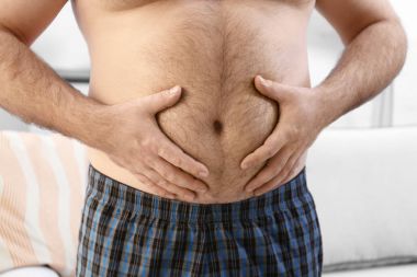 Büyük bira göbek evde olan adam