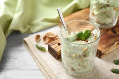 Gözlük fıstıklı dondurma ile