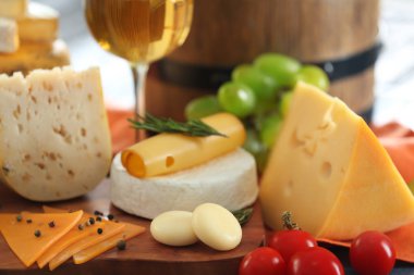 Ahşap tahta peynir ile