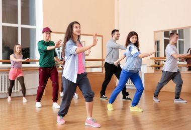Stüdyoda genç hip-hop dansçıları grubu