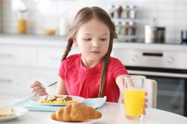 Sevimli küçük kız evde kahvaltı