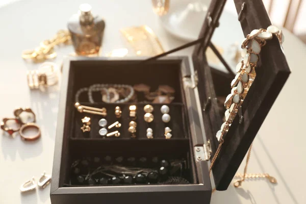 Χρυσοχοεία στην κοσμήματα κουτί — Φωτογραφία Αρχείου