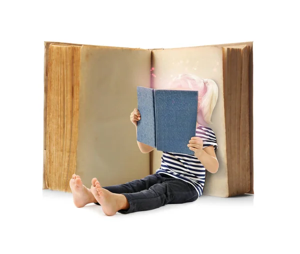 Petite fille avec livre et magie rayonnant sur fond blanc — Photo