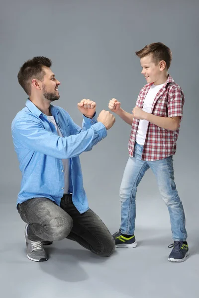 Vader en zoon hebben plezier — Stockfoto