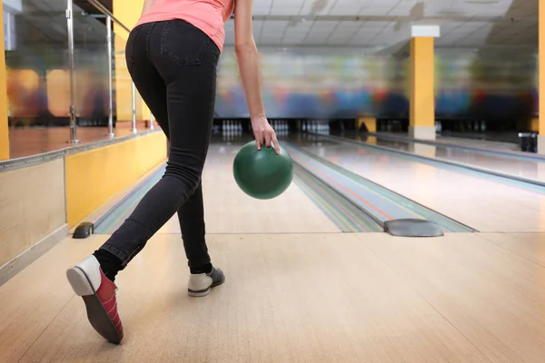 Jeune femme au bowling club — Photo