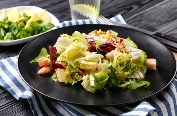 Assiette avec salade de poulet — Photo