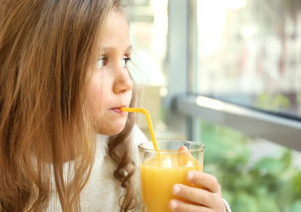Ładna Dziewczynka Picie Soku Pomarańczowego Kawiarni Zbliżenie — Zdjęcie stockowe