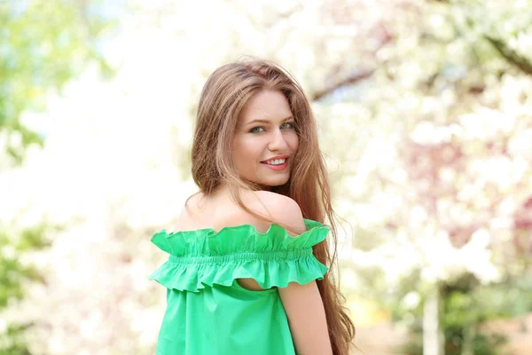 Hermosa mujer en el parque de primavera — Foto de Stock