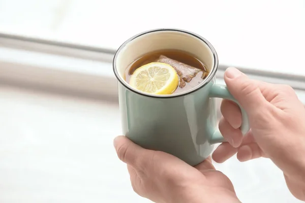 Mãos femininas segurando xícara de chá — Fotografia de Stock