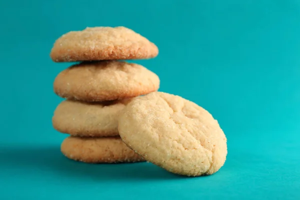 Montón de galletas de azúcar sobre fondo azul — Foto de Stock