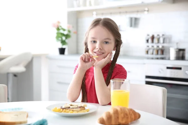 Gadis kecil yang lucu sedang sarapan di rumah — Stok Foto
