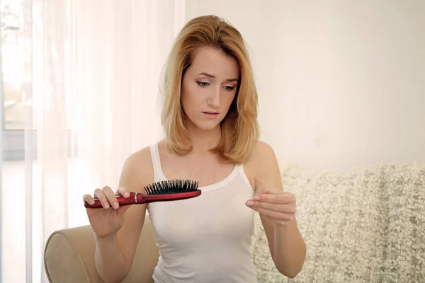 Mulher bonita com problema de perda de cabelo em casa — Fotografia de Stock