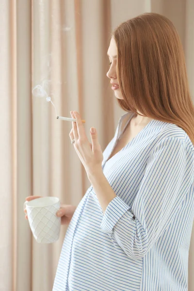 Pregnant drinking coffee and smoking — Stock Photo, Image