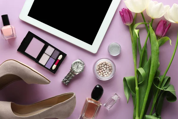 Cosmetici e accessori con tulipani — Foto Stock