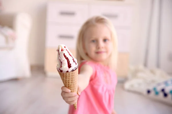 Κορίτσι που απλώνει το χέρι με παγωτό — Φωτογραφία Αρχείου