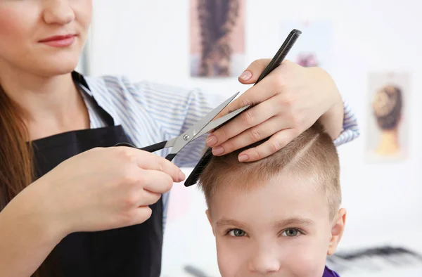 Хлопчик в перукарні — стокове фото