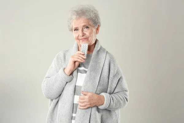 Ältere Frau mit Tabletten — Stockfoto