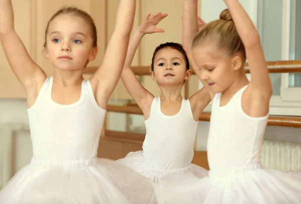 Grupo Hermosas Niñas Practicando Ballet Clase — Foto de Stock