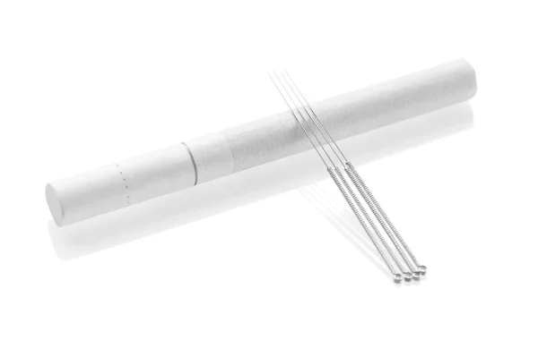 Aiguilles d'acupuncture avec cigarette sur fond blanc — Photo