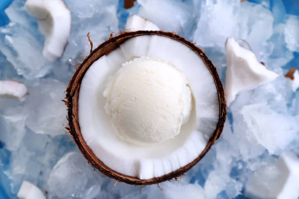 Hälften av kokos med färsk glass — Stockfoto