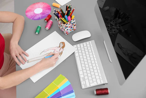 Modedesignerin arbeitet im Büro — Stockfoto