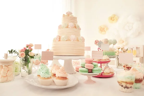 Tavolo con dolci per la festa — Foto Stock