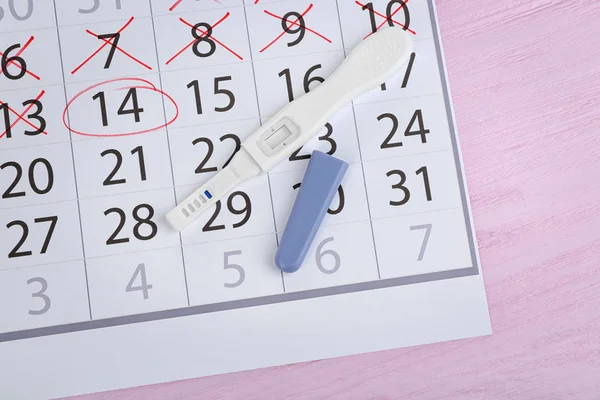 Calendário com teste de gravidez — Fotografia de Stock