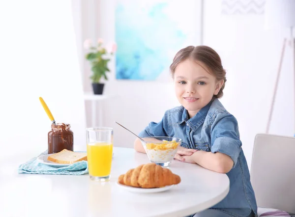 Gadis kecil yang lucu sedang sarapan di rumah — Stok Foto