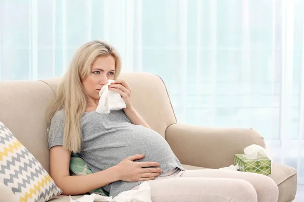 Kobieta w ciąży z alergią — Zdjęcie stockowe