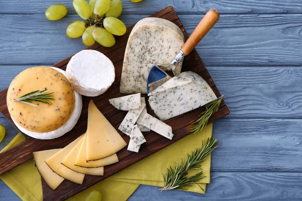 Planche à découper avec fromage assorti — Photo