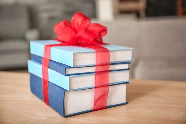 Bücherstapel mit Schleife als Geschenk — Stockfoto