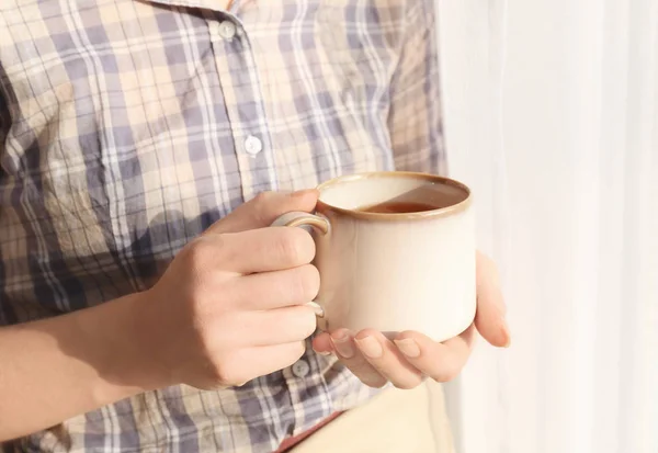 Female hands holding cup of tea — Stock Photo, Image