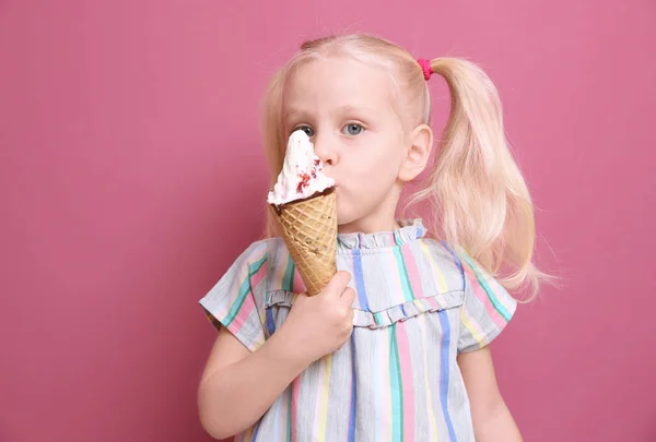 Kleines Mädchen isst Eis — Stockfoto