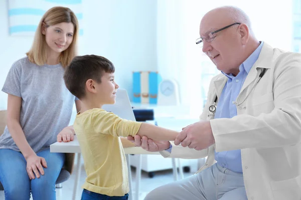 Garçon avec mère au bureau des orthopédistes — Photo