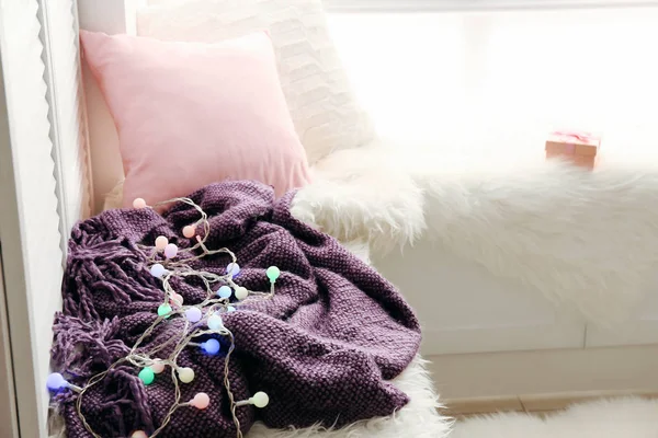 Lugar confortável para descansar perto da janela no apartamento moderno — Fotografia de Stock