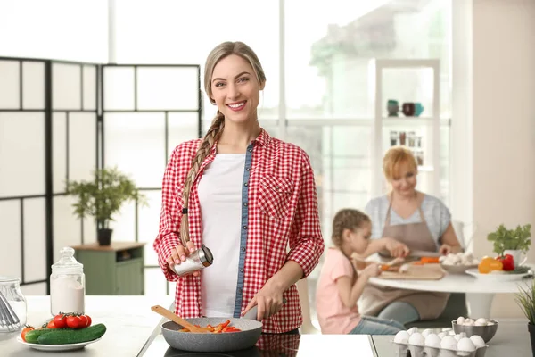 女人，母亲和女儿做饭 — 图库照片