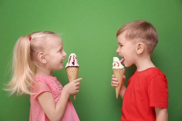 Crianças comendo sorvete — Fotografia de Stock