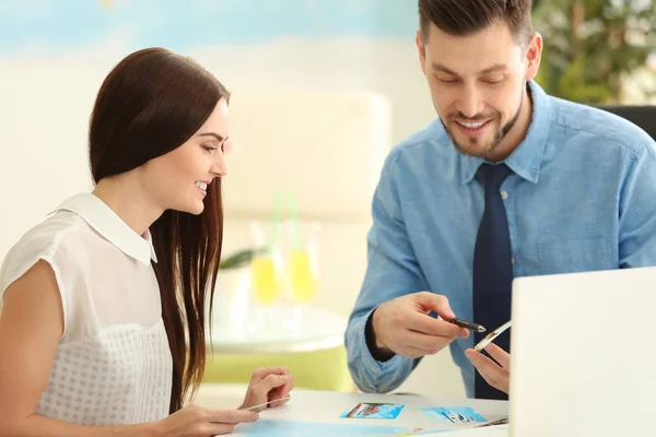 Jonge vrouw bezoekende reisbureau — Stockfoto