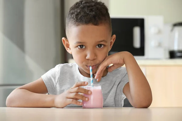 Rapaz africano a beber iogurte — Fotografia de Stock