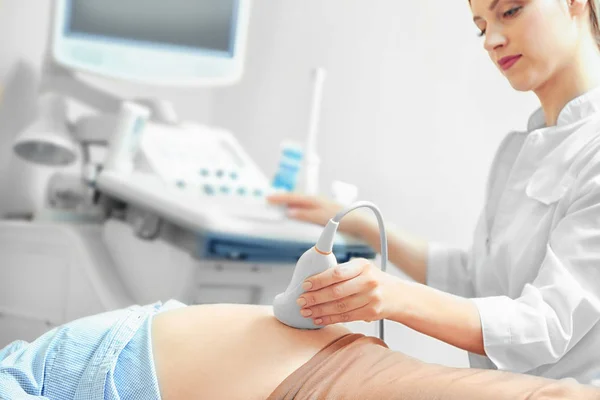 Mulher grávida submetida a ultra-som na clínica moderna — Fotografia de Stock