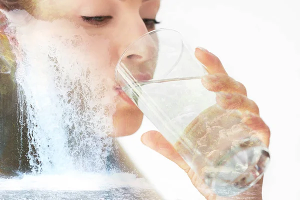 Doble exposición de la cascada y la mujer joven agua potable — Foto de Stock